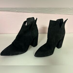 Steve Madden Black Suede Heeled Ankle Boots with Chunky Heel and Pointed Toe